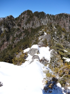 第１岩峰から見る鶏冠山