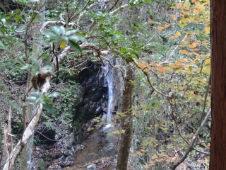 赤岩峠からの谷も滝となっている